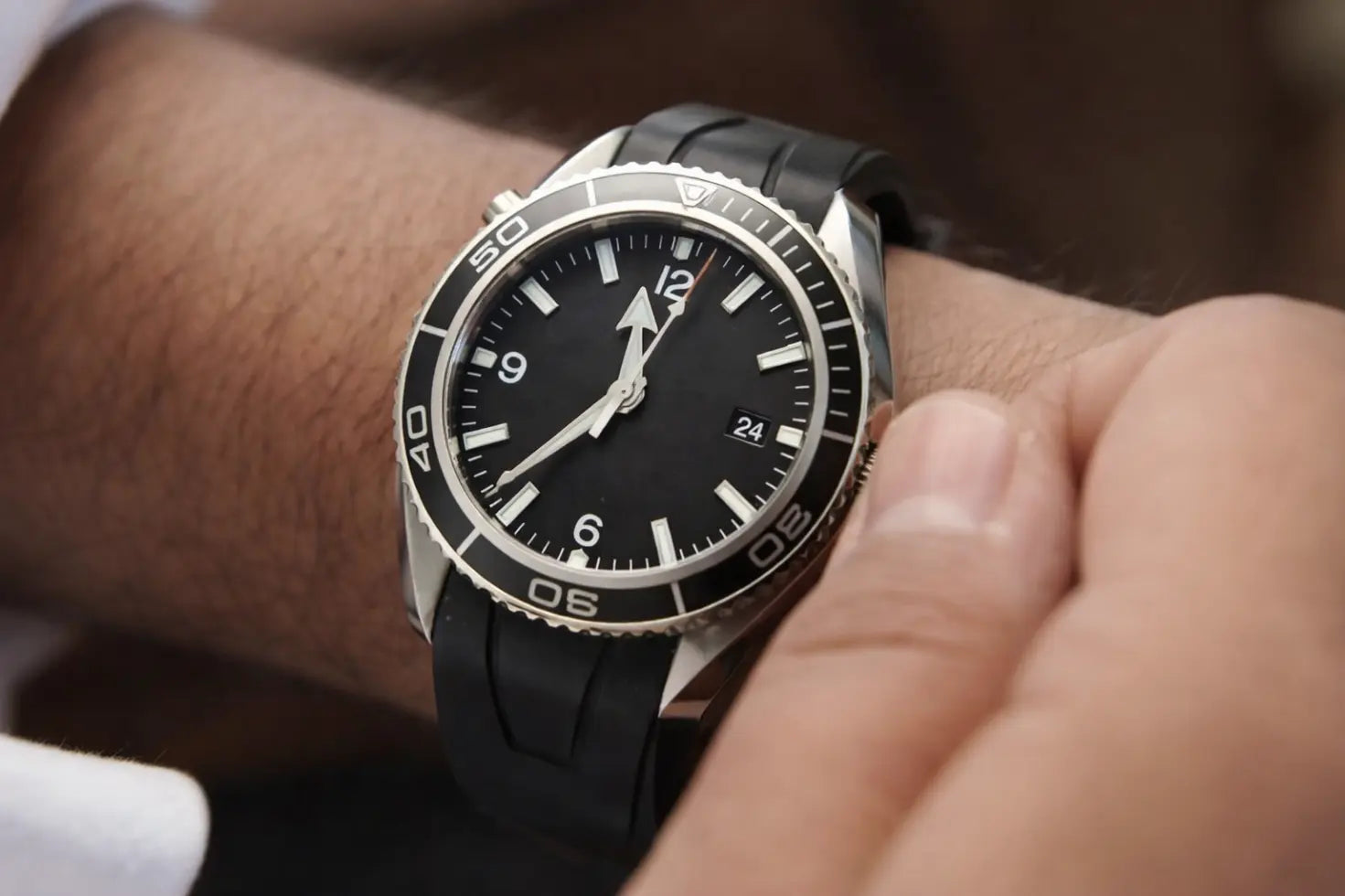 Person stellt Datum einer S&T Design Armbanduhr ein